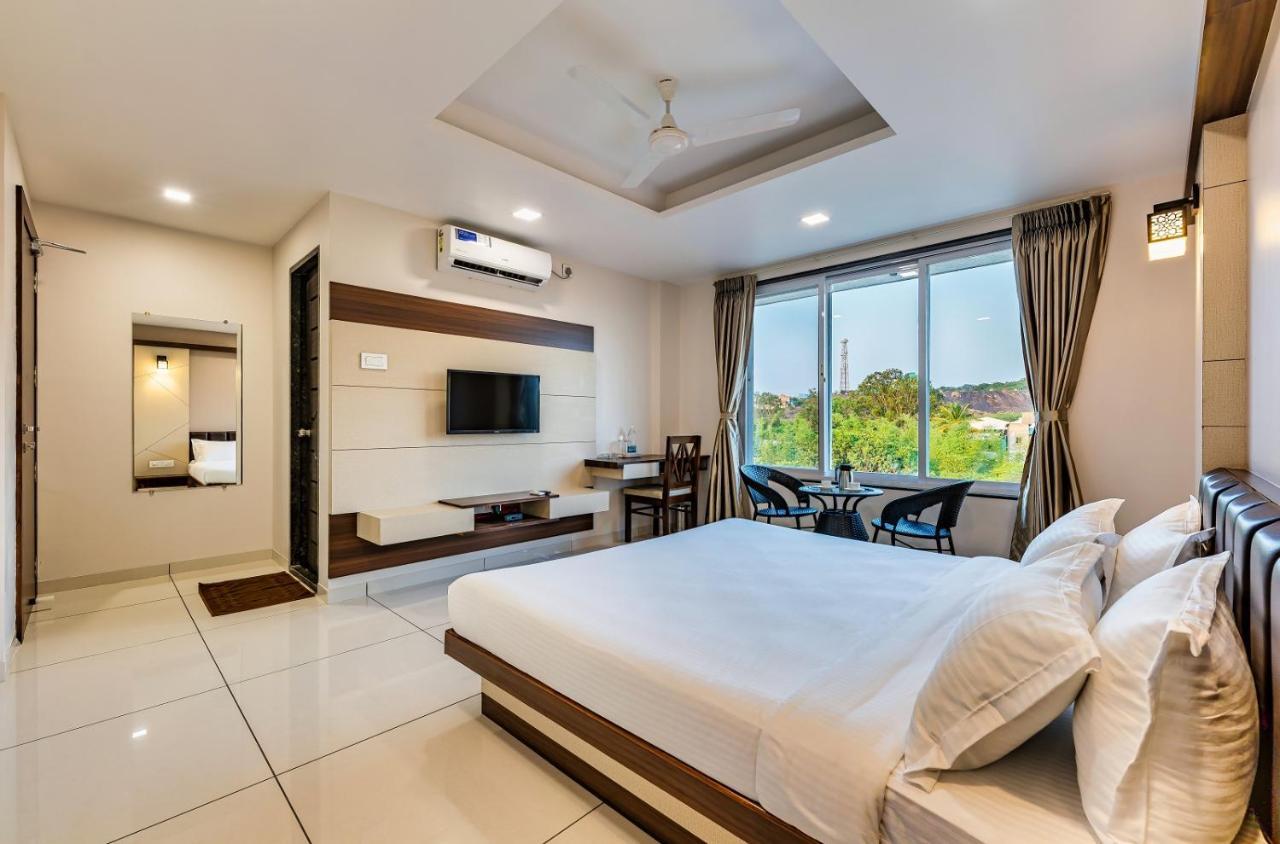 Hotel Grand Indu, 3 Star Kolhapur Zewnętrze zdjęcie